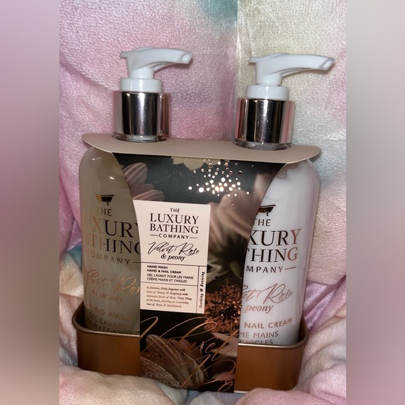 Unopened Rose scented wash and lotion - Picture 2 of 3